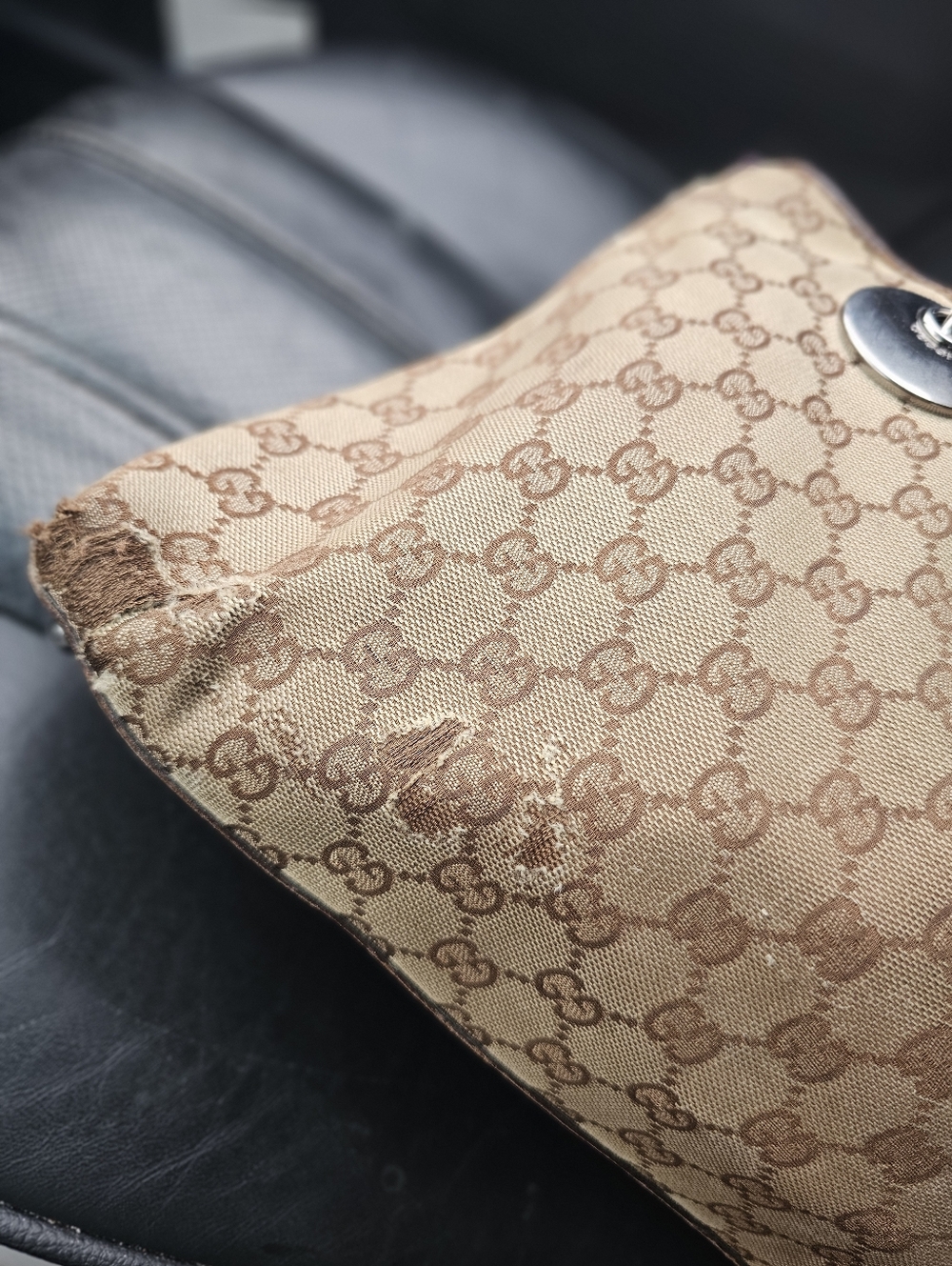Gucci Shoulder Bag with Iconic Pattern - Picture 9 of 9